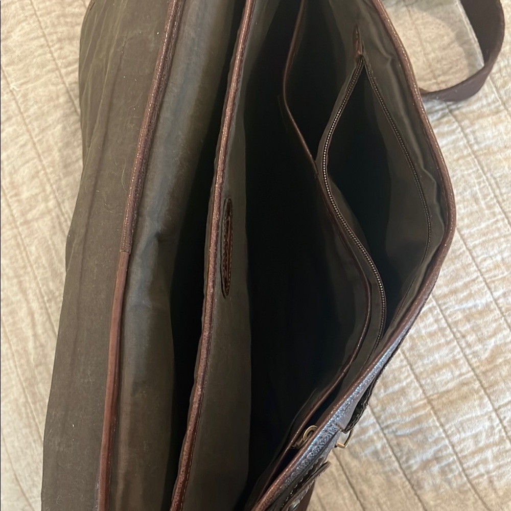 Fossil Brown Leather Messenger Bag with Classic Design - Picture 3 of 9